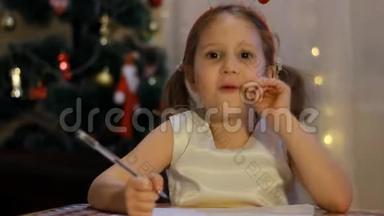 甜蜜的白种人孩子正在给房间里的圣诞老人写<strong>一封信</strong>，为圣诞节做装饰，为节日做准备